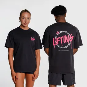 TWL - LIFESTYLE OVERSIZED T-SHIRT - LIFTERS KEEP LIFTING - FADED BLACK/PINK